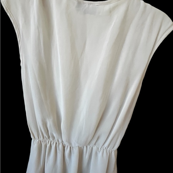 Sleeveless top with beaded and embellished collar. Very light fabric. - Picture 3 of 4